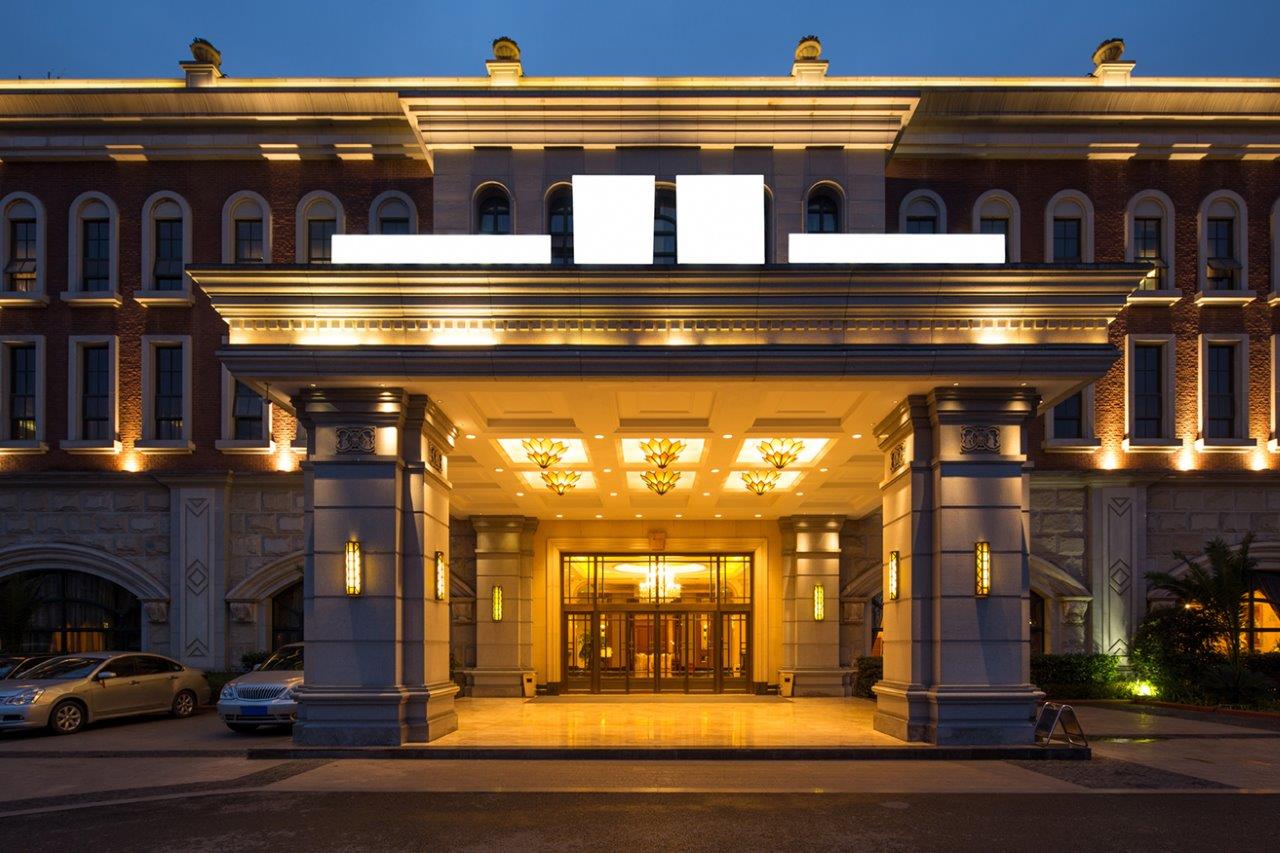 Hotel Zachary exterior in Chicago’s Lakeview neighborhood.